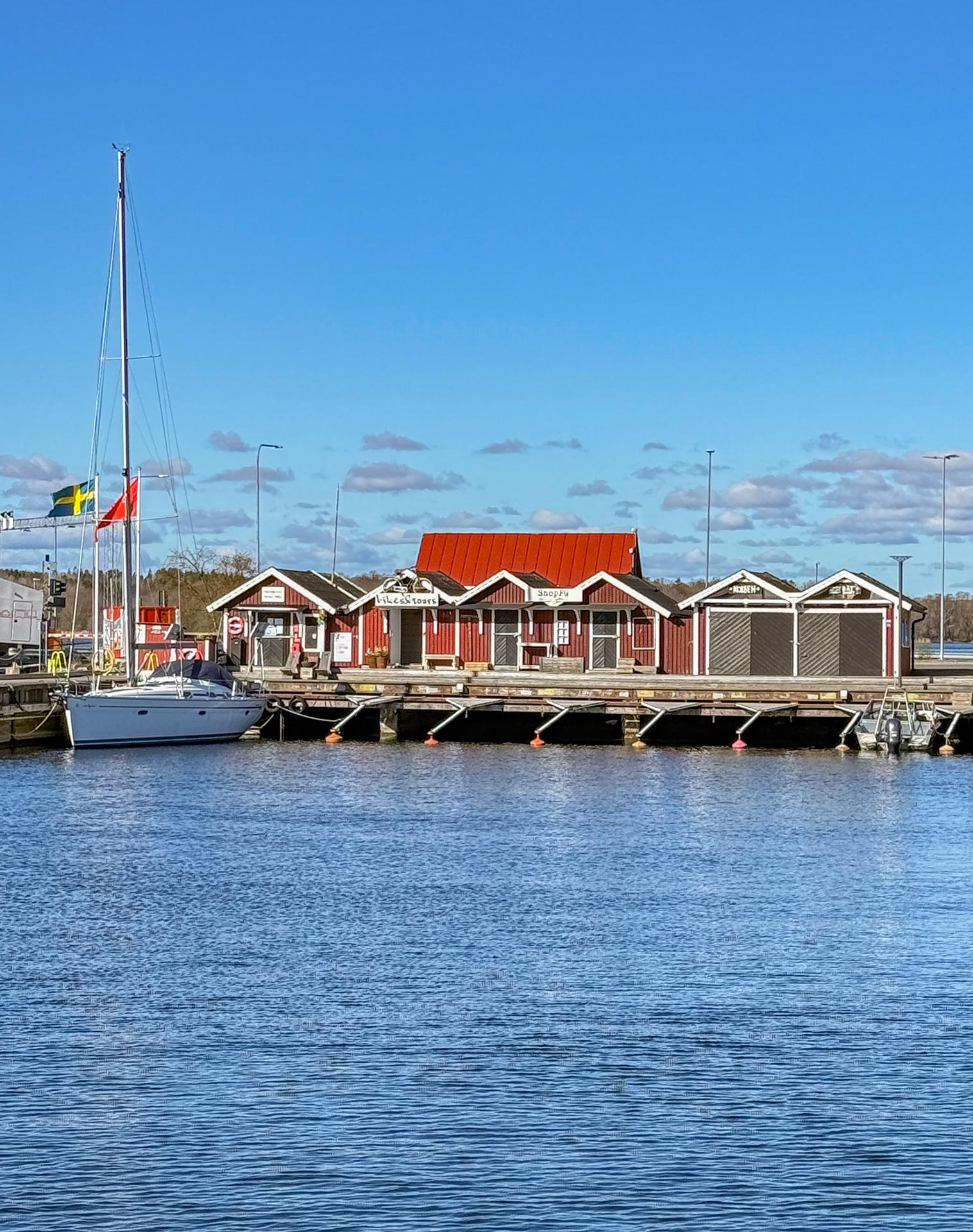 Sjöboden stående med segelbåt